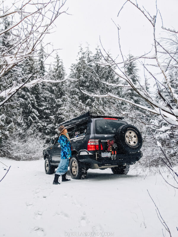 Toyota Landcruiser 100 series  in snow Overland Lady