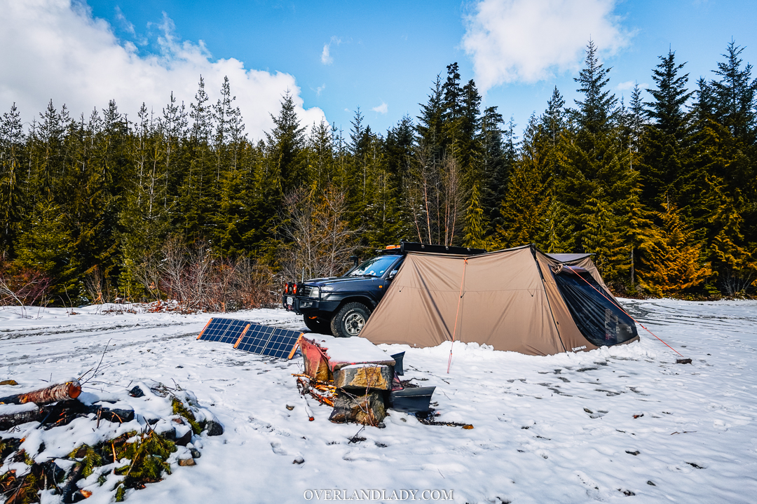 Jackery 1000 solar generator in snow camping
